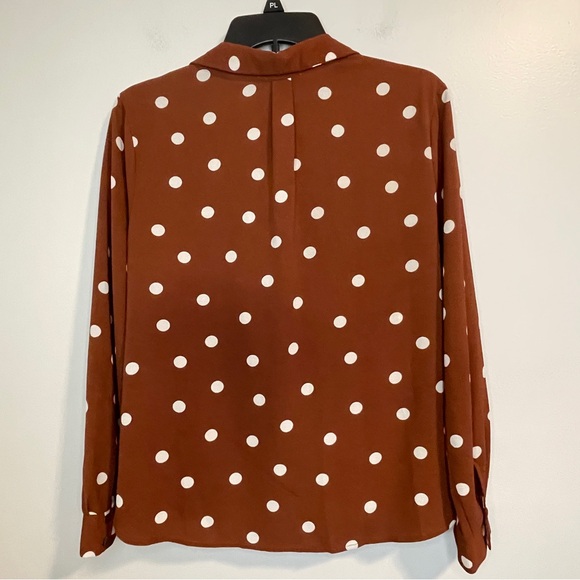 All IN FAVOR brown polka dot twist hem blouse size M - Picture 2 of 6